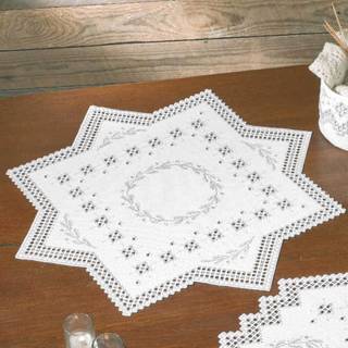 Broderikit Hardanger krans 67x67 cm Elegant design med Hardangersting Dimensioner: 67x67 cm Inkluderer perlegarn og Mouliné Klassisk hvid med metalliske detaljer Intricate mønstre i balanceret layout.