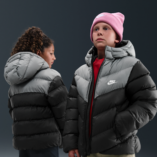 Nike All Day Play Therma-FIT-dynejakke med løs pasform til større børn - sort - XS