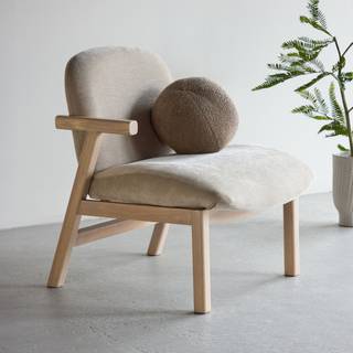 Rile lænestol i hvidlakeret træ med beige stof