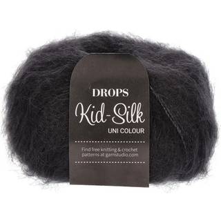 DROPS Kid-Silk 02 Sort Indhold: 75% Mohair, 25% Silke Garngruppe: A (23 - 26 masker) / 2 ply / lace Vægt/længde: 25 gram = ca. 210 meter Anbefalede pinde: 3.5 mm Strikkefasthed: 10 x 10 cm = 23 m x 30 p Håndvask, max 30°C / Tørres fladt .