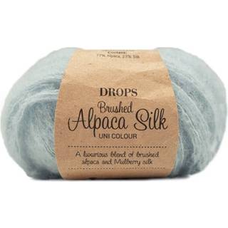 DROPS BRUSHED Alpaca Silk 14 Morgendis Indhold: 77% Superfin Alpaca, 23% Mulberry Silke Garngruppe: C (16 - 19 masker) / 10 ply / aran / worsted Vægt/længde: 25 g = ca. 140 meter Anbefalede pinde: 5 mm Strikkefasthed: 10 x 10 cm = 17 m x 22 p Håndvask, max 30°C / Tørres fladt.