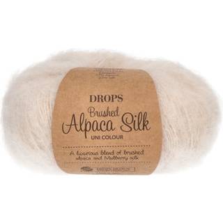 DROPS Brushed Alpaca Silk 40 Marcipan Indhold: 77% Superfin Alpaca, 23% Mulberry Silke Garngruppe: C (16 - 19 masker) / 10 ply / aran / worsted Vægt/længde: 25 g = ca. 140 meter Anbefalede pinde: 5 mm Strikkefasthed: 10 x 10 cm = 17 m x 22 p Vask: Håndvask, max 30°C / Tørres fladt.