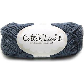DROPS Cotton Light 26 Jeansblå (Uni Colour) Indhold: 50% Bomuld, 50% Polyester Garngruppe: B (20 - 22 masker) / 8 ply / DK / worsted Vægt/længde: 50 g = ca. 105 meter Anbefalede pinde: 4 mm Strikkefasthed: 10 x 10 cm = 21 m x 28 p Finvask 40º / Tørres fladt.