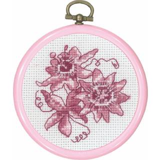 Broderikit Rosa Passiflora 8 Ø cm Broderisæt: Rosa Passiflora 8Ø Dimensioner: 8Ø Kompleks detalje i lyserøde nuancer Brug af korssting og langsting Flexiramme inkluderet.