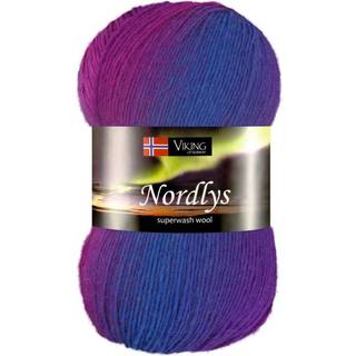 Viking Nordlys 970 Multi blå/cerise Indhold: 75% Superwash-behandlet uld, 25% nylon Vægt/længde: 100 gram = ca. 350 meter Anbefalede pinde: 2.50 mm Strikkefasthed: 10 cm = 28 m Vask: Skånsom maskinvask / Maks. 40ºC / Tørres fladt.