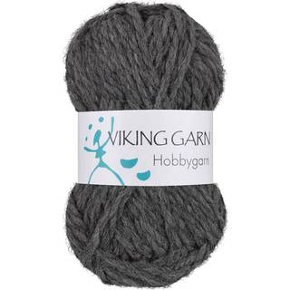 Viking Hobbygarn 915 Grå Indhold: 100% australsk uld Vægt/længde: 50g = ca. 70 meter Anbefalede pinde: 6 mm Anbefalede hæklenåle: 5 mm Strikkefasthed: 10 cm = 14 m Vask: Vaskes i hånden eller skånevask 30-40 °C / Ingen skyllemiddel / Tørres fladt.