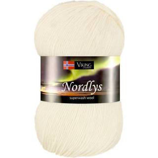 Viking Nordlys 900 Hvid Indhold: 75% Superwash-behandlet uld, 25% nylon Vægt/længde: 100 gram = ca. 350 meter Anbefalede pinde: 2.50 mm Strikkefasthed: 10 cm = 28 m Vask: Skånsom maskinvask / Maks. 40ºC / Tørres fladt.