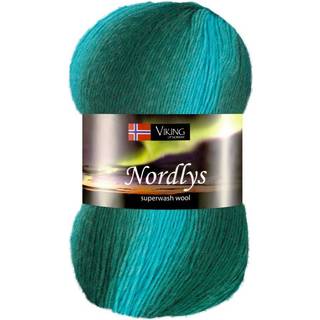 Viking Nordlys 937 Multi turkis Indhold: 75% Superwash-behandlet uld, 25% nylon Vægt/længde: 100 gram = ca. 350 meter Anbefalede pinde: 2.50 mm Strikkefasthed: 10 cm = 28 m Vask: Skånsom maskinvask / Maks. 40ºC / Tørres fladt.