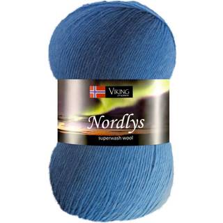Viking Nordlys 923 Multi blå Indhold: 75% Superwash-behandlet uld, 25% nylon Vægt/længde: 100 gram = ca. 350 meter Anbefalede pinde: 2.50 mm Strikkefasthed: 10 cm = 28 m Vask: Skånsom maskinvask / Maks. 40ºC / Tørres fladt.