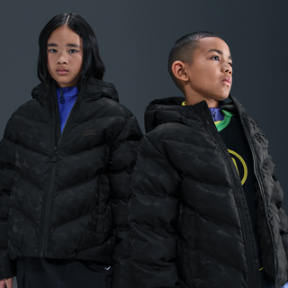 Nike Sportswear All Day Play Therma-FIT-dynejakke med løs pasform til større børn - sort - M
