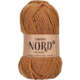 DROPS Nord 23 Karamel (Uni Colour) Indhold: 45% Superfin Alpaca, 30% Polyamid, 25% Peruviansk Highland Uld Garngruppe: A (23 - 26 masker) / 4 ply / fingering Vægt/længde: 50 g = ca. 170 meter Anbefalede pinde: 3 mm Strikkefasthed: 10 x 10 cm = 24 m x 32 p Håndvask, max 30°C / Tørres fladt.