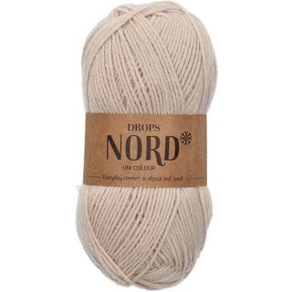 DROPS Nord 29 Marcipan (Uni Colour) Indhold: 45% Superfin Alpaca, 30% Polyamid, 25% Peruviansk Highland Uld Garngruppe: A (23 - 26 masker) / 4 ply / fingering Vægt/længde: 50 g = ca. 170 meter Anbefalede pinde: 3 mm Strikkefasthed: 10 x 10 cm = 24 m x 32 p Håndvask, max 30°C / Tørres fladt.