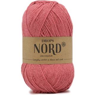 DROPS Nord 13 Gammelrosa (Uni Colour) Indhold: 45% Superfin Alpaca, 30% Polyamid, 25% Peruviansk Highland Uld Garngruppe: A (23 - 26 masker) / 4 ply / fingering Vægt/længde: 50 g = ca. 170 meter Anbefalede pinde: 3 mm Strikkefasthed: 10 x 10 cm = 24 m x 32 p Håndvask, max 30°C / Tørres fladt.
