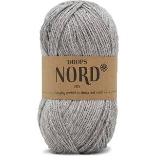 DROPS Nord 04 Lysegrå (Mix) Indhold: 45% Superfin Alpaca, 30% Polyamid, 25% Peruviansk Highland Uld Garngruppe: A (23 - 26 masker) / 4 ply / fingering Vægt/længde: 50 g = ca. 170 meter Anbefalede pinde: 3 mm Strikkefasthed: 10 x 10 cm = 24 m x 32 p Håndvask, max 30°C / Tørres fladt.