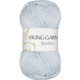 Viking Bamboo 621 Gråblå Indhold: 50% Bomuld, 50% Bambus Vægt/længde: 50 g = ca. 110 meter Anbefalede pinde: 3.50 - 4.00 mm Strikkefasthed: 10 x 10 cm = 22 m Maskinvask 40°C / Tørres fladt.
