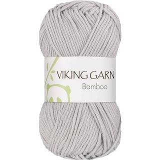 Viking Bamboo 613 Lys grå Indhold: 50% Bomuld, 50% Bambus Vægt/længde: 50 g = ca. 110 meter Anbefalede pinde: 3.50 - 4.00 mm Strikkefasthed: 10 x 10 cm = 22 m Maskinvask 40°C / Tørres fladt.