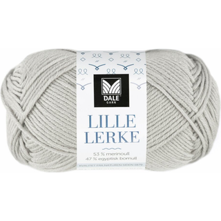 Dale LILLE Lerke 8167 Lys Grå Indhold: 53% merinould, 47% bomuld Vægt/længde: 50 gram = ca. 142 meter Anbefalede pinde: 2.50 - 3.00 mm Strikkefasthed: 10 cm = 26-28 m Uldvask 30 °C, Brug vaskemiddel til uld/silke, Brug ikke skyllemiddel, Tørres fladt.