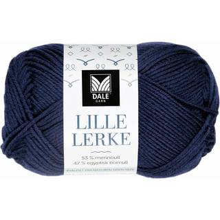 Dale LILLE Lerke 5563 Marine Indhold: 53% merinould, 47% bomuld Vægt/længde: 50 gram = ca. 142 meter Anbefalede pinde: 2.50 - 3.00 mm Strikkefasthed: 10 cm = 26-28 m Uldvask 30 °C, Brug vaskemiddel til uld/silke, Brug ikke skyllemiddel, Tørres fladt.