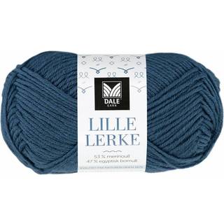 Dale LILLE Lerke 8105 Denim blå Indhold: 53% merinould, 47% bomuld Vægt/længde: 50 gram = ca. 142 meter Anbefalede pinde: 2.50 - 3.00 mm Strikkefasthed: 10 cm = 26-28 m Uldvask 30 °C, Brug vaskemiddel til uld/silke, Brug ikke skyllemiddel, Tørres fladt.