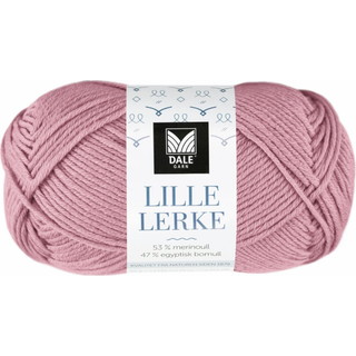 Dale LILLE Lerke 8123 Gammelrosa Indhold: 53% merinould, 47% bomuld Vægt/længde: 50 gram = ca. 142 meter Anbefalede pinde: 2.50 - 3.00 mm Strikkefasthed: 10 cm = 26-28 m Uldvask 30 °C, Brug vaskemiddel til uld/silke, Brug ikke skyllemiddel, Tørres fladt.