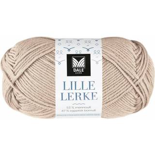 Dale LILLE Lerke 8151 Sand Indhold: 53% merinould, 47% bomuld Vægt/længde: 50 gram = ca. 142 meter Anbefalede pinde: 2.50 - 3.00 mm Strikkefasthed: 10 cm = 26-28 m Uldvask 30 °C, Brug vaskemiddel til uld/silke, Brug ikke skyllemiddel, Tørres fladt.