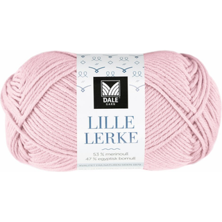 Dale LILLE Lerke 8121 Dus rosa Indhold: 53% merinould, 47% bomuld Vægt/længde: 50 gram = ca. 142 meter Anbefalede pinde: 2.50 - 3.00 mm Strikkefasthed: 10 cm = 26-28 m Uldvask 30 °C, Brug vaskemiddel til uld/silke, Brug ikke skyllemiddel, Tørres fladt.