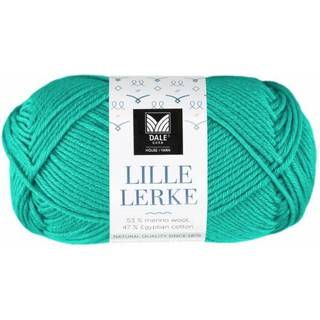 Dale LILLE Lerke 8173 Tropisk blå Indhold: 53% merinould, 47% bomuld Vægt/længde: 50 gram = ca. 142 meter Anbefalede pinde: 2.50 - 3.00 mm Strikkefasthed: 10 cm = 26-28 m Uldvask 30 °C, Brug vaskemiddel til uld/silke, Brug ikke skyllemiddel, Tørres fladt.
