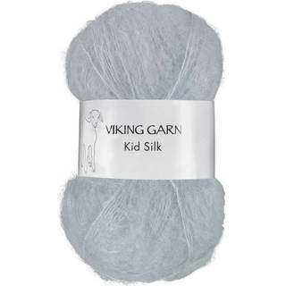 Viking Kid-Silk 312 Perlegrå Indhold: 77% Kid Mohair, 23% silke Vægt/længde: 25 g = ca. 200 meter Anbefalede pinde: 3 mm Strikkefasthed: 10 cm = 24 m Vask: Max 30 °C / Tørres fladt.