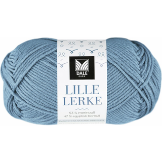 Dale LILLE Lerke 8133 Lys Denim Indhold: 53% merinould, 47% bomuld Vægt/længde: 50 gram = ca. 142 meter Anbefalede pinde: 2.50 - 3.00 mm Strikkefasthed: 10 cm = 26-28 m Uldvask 30 °C, Brug vaskemiddel til uld/silke, Brug ikke skyllemiddel, Tørres fladt.