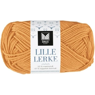 Dale LILLE Lerke 8128 Varm Gul Indhold: 53% merinould, 47% bomuld Vægt/længde: 50 gram = ca. 142 meter Anbefalede pinde: 2.50 - 3.00 mm Strikkefasthed: 10 cm = 26-28 m Uldvask 30 °C, Brug vaskemiddel til uld/silke, Brug ikke skyllemiddel, Tørres fladt.