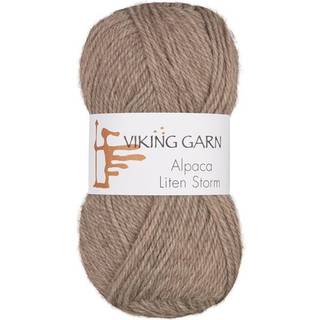 Viking Alpaca Liten Storm 707 Lys brun Indhold: 40 % alpaca superfine, 40% merino uld, 20 % nylon fiber Vægt/længde: 50 g. = ca. 175 meter Anbefalede pinde: 3 mm Strikkefasthed: 10 x 10 cm = 25 m Vask: Uldvask ved 30 ℃.