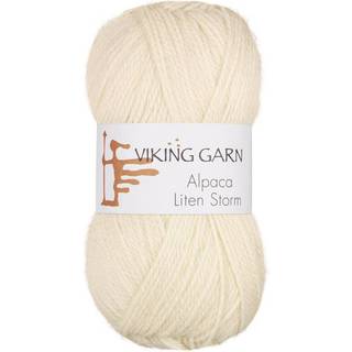 Viking Alpaca Liten Storm 702 Naturhvid Indhold: 40 % alpaca superfine, 40% merino uld, 20 % nylon fiber Vægt/længde: 50 g. = ca. 175 meter Anbefalede pinde: 3 mm Strikkefasthed: 10 x 10 cm = 25 m Vask: Uldvask ved 30 ℃.