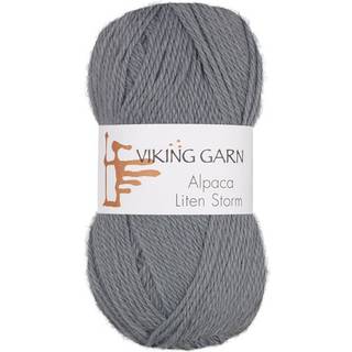 Viking Alpaca Liten Storm 723 Gråblå Indhold: 40 % alpaca superfine, 40% merino uld, 20 % nylon fiber Vægt/længde: 50 g. = ca. 175 meter Anbefalede pinde: 3 mm Strikkefasthed: 10 x 10 cm = 25 m Vask: Uldvask ved 30 ℃.
