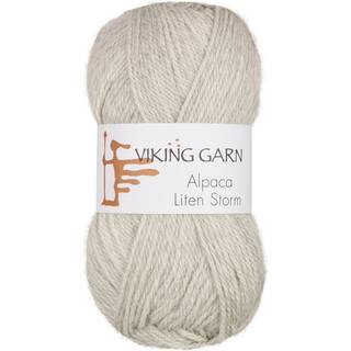 Viking Alpaca Liten Storm 712 Perlegrå Indhold: 40 % alpaca superfine, 40% merino uld, 20 % nylon fiber Vægt/længde: 50 g. = ca. 175 meter Anbefalede pinde: 3 mm Strikkefasthed: 10 x 10 cm = 25 m Vask: Uldvask ved 30 ℃.