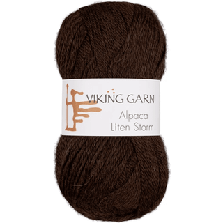 Viking Alpaca Liten Storm 718 Mørkebrun Indhold: 40 % alpaca superfine, 40% merino uld, 20 % nylon fiber Vægt/længde: 50 g. = ca. 175 meter Anbefalede pinde: 3 mm Strikkefasthed: 10 x 10 cm = 25 m Vask: Uldvask ved 30 ℃.