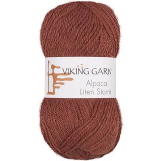 Viking Alpaca Liten Storm 755 Bourgogne Indhold: 40 % alpaca superfine, 40% merino uld, 20 % nylon fiber Vægt/længde: 50 g. = ca. 175 meter Anbefalede pinde: 3 mm Strikkefasthed: 10 x 10 cm = 25 m Vask: Uldvask ved 30 ℃.