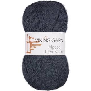 Viking Alpaca Liten Storm 727 Jeansblå Indhold: 40 % alpaca superfine, 40% merino uld, 20 % nylon fiber Vægt/længde: 50 g. = ca. 175 meter Anbefalede pinde: 3 mm Strikkefasthed: 10 x 10 cm = 25 m Vask: Uldvask ved 30 ℃.