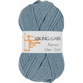 Viking Alpaca Liten Storm 722 Blå Indhold: 40 % alpaca superfine, 40% merino uld, 20 % nylon fiber Vægt/længde: 50 g. = ca. 175 meter Anbefalede pinde: 3 mm Strikkefasthed: 10 x 10 cm = 25 m Vask: Uldvask ved 30 ℃.