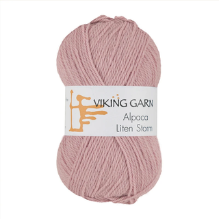 Viking Alpaca Liten Storm 766 Lys rosa Indhold: 40 % alpaca superfine, 40% merino uld, 20 % nylon fiber Vægt/længde: 50 g. = ca. 175 meter Anbefalede pinde: 3 mm Strikkefasthed: 10 x 10 cm = 25 m Vask: Uldvask ved 30 ℃.