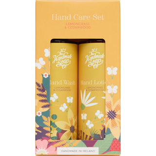 The-Handmade-Soap Collection Lemongrass-CedarwoodGavesæt med håndsæbe og håndlotion Håndsæbe 250 ml + håndlotion 250 ml 1 Stk. (228,00 kr / 1 stk.) - 1 Stk.