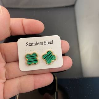 (Grøn) Faldende titanstål Firkløverøreringe Allergisikre højkvalitets 18K guldøreringe