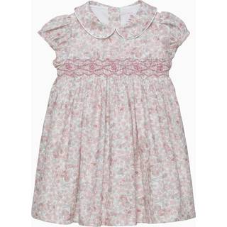 Trotters London Trotters London Lyserød Arabella Blomsterkjole med smock - 62-68cm (3-6 måneder)