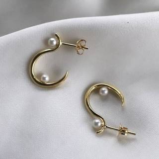 SWAN PEARL HOOP MEDIUM | GOLDEN