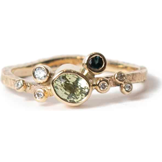 Athena guld ring med grønne safirer og brillanter - 56