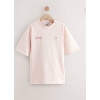 Next Officiel Ashmolean Museum Licens Lang T-shirt med rund hals og grafisk skaltryk