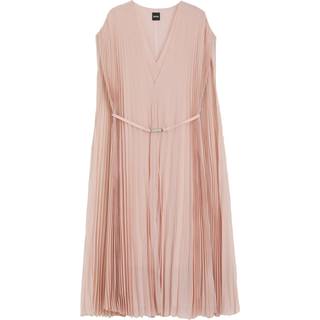 Kjole med bælte i krøllet chiffon med et yderlag