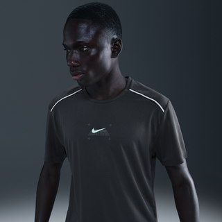 Kortærmet Nike Miler-løbeoverdel til mænd - grå - XS