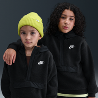 Løstsiddende Nike Club Fleece-hættetrøje med 1/4-lynlås til større børn - sort