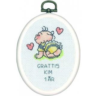 Broderikit Kim 2 m/R5961/00 7 x 9 cm Smukt håndbroderisæt til korssting Broder på hvid Aida 359/00 stof Inkluderer en praktisk flexiramme Motiv i lyse, varme farvetoner Kompakt størrelse: 7x9cm.