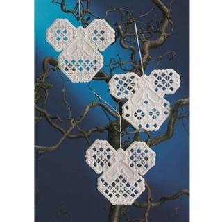 Broderikit Juleengle hardanger 10 x 11 cm Elegante juleengle i hvid broderi Hardangersting på 180/00 stof Inkluderer 3 englesæt Kompleksitet afspejlet i design Hvert sæt måler 10x11 cm.